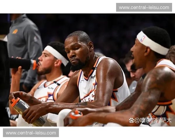 太阳队三分命中率本月飙升 进攻空间优化带来战绩持续回暖 太阳队三分命中率本月飙升 进攻空间优化带来战绩持续回暖